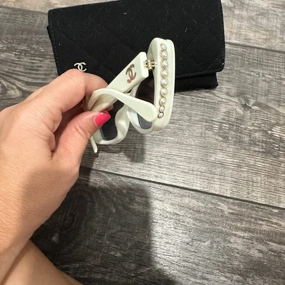 CHANEL white Cat Eye/Pearl Sunglasses - Picture 2 of 7